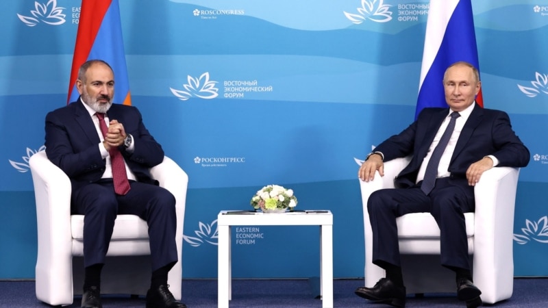 Во Владивостоке встретились Пашинян и Путин 