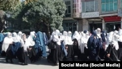 اعتراض ده ها دانش آموز دختر در ولایت پکتیا به خاطر مسدود ماندن مکاتب بالاتر از صنف شش به روی دختران. عکس از آرشیف