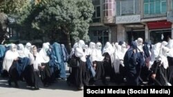 اعتراض شماری از دانش آموزان دختر در ولایت پکتیا 2022-09-10