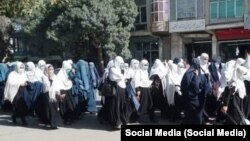 تصویر : راهپیمایی دختران دانش آموز در ولایت پکتیا که خواهان بازگشایی مکاتب شان هستند