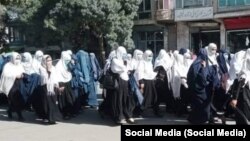 شماری از دانش آموزان دختر بالاتر از صنف ششم در ولایت پکتیا که پس از مسدود شدن دوباره مکاتب شان دست به اعتراض زدند