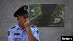 Policajac stoji ispred ambasade Islamske Republike Iran, dok Albanija prekida veze sa Iranom i naređuje diplomatama da napuste sajber napad, u Tirani, Albanija, 8. septembar 2022. 