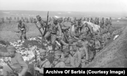 Trupat ushtarake serbe gjatë një “rotacioni”.