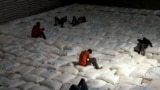 Грузчики в Эфиопии, складирующие зерно, доставленное из Украины, на перекуре