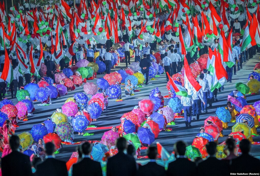 Pjesëmarrësit duke performuar gjatë festimeve të Ditës së Pavarësisë së Taxhikistanit në Dushanbe.