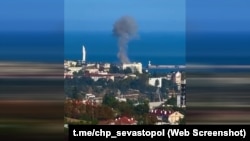 Столб дыма после сильного взрыва в районе штаба Черноморского флота РФ в Севастополе, 20 августа 2022 года
