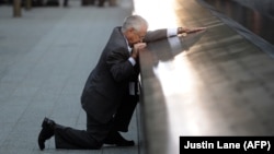 Мужчина, потерявший сына 11 сентября 2001 года, у мемориала памяти 