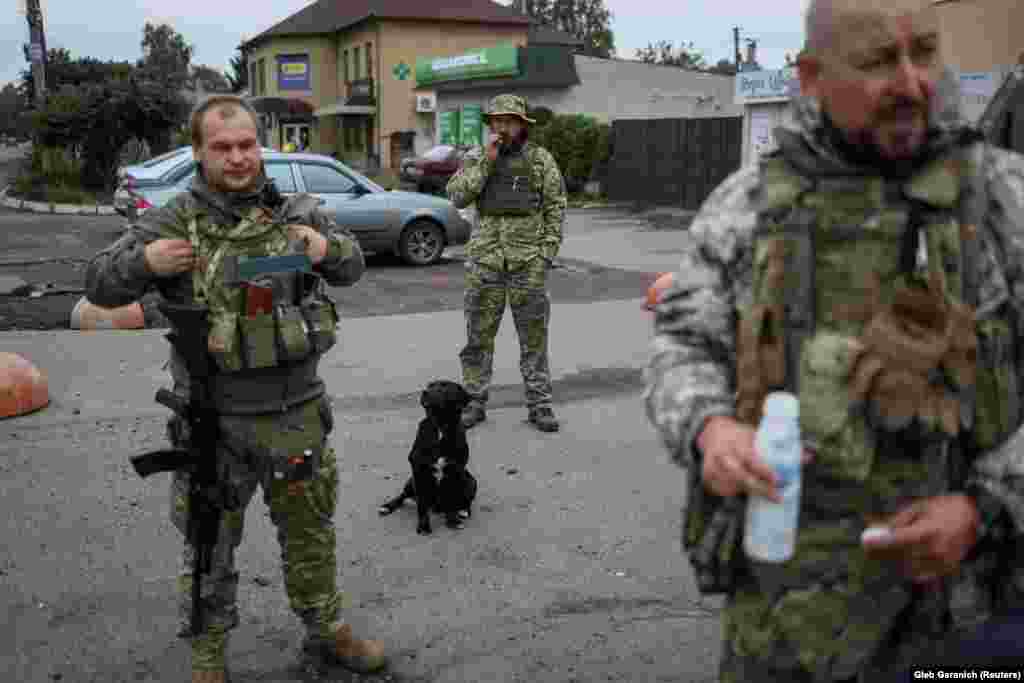 Câțiva militari ucraineni se odihnesc după ce s-au întors din satul Udî, recent eliberat de forțele armate ucrainene, în orașul Zolochiv, regiunea Harkov, Ucraina, 12 septembrie 2022.