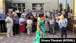 Собравшиеся в поддержку осуждённых активистов у здания суда Шымкента. 7 сентября 2022 года