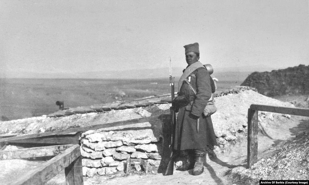 Një ushtar i ri serb me një medalje në pikë vëzhgimi në vijën e parë.