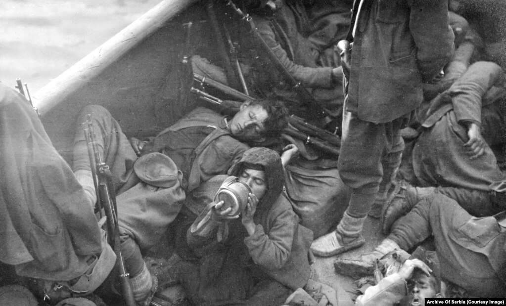 Luftëtarët malazezë të rraskapitur duke u bartur nëpër liqenin e Shkodrës pas marrjes së Shkodrës, në Shqipërinë e sotme, nga forcat e Lidhjes Ballkanike.