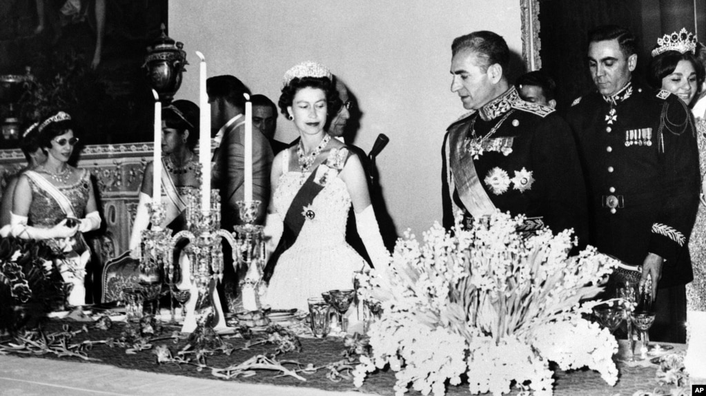  Кралица Елизабет и шах Мохамед Реза Пахлави по време на нейно посещаване в двореца Голестан в Техеран, Иран, 2 март 1961 година 
