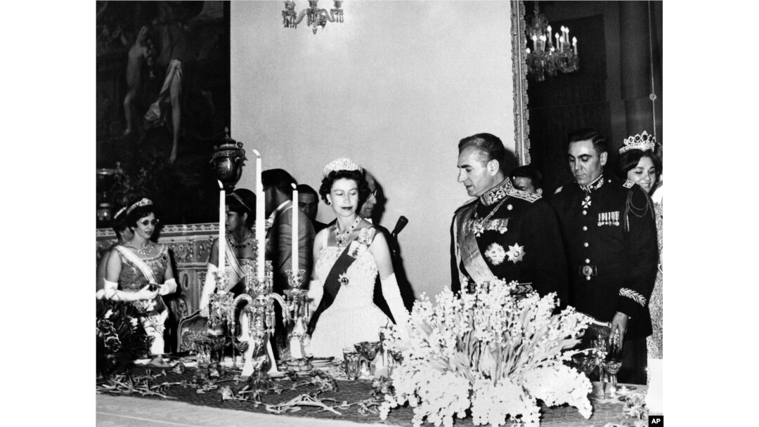 Regina Elisabeta a II-a, alături de fostul Șah al Iranului, Mohammad Reza Pahlavi, în timpul vizitei monarhului britanic la Teheran, în Iran, 2 martie 1961.