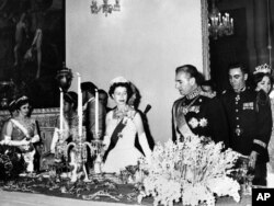 Regina Elisabeta a II-a, alături de fostul Șah al Iranului, Mohammad Reza Pahlavi, în timpul vizitei monarhului britanic la Teheran, în Iran, 2 martie 1961.