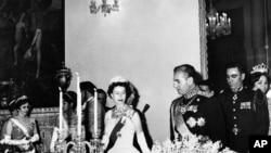 În 1961, Regina Elisabeta a II-a a Marii Britanii a efectuat o vizită în Iran. Șahul Mohammed Reza Pahlevi a dat un banchet în onoarea reginei la Palatul Golestan din Teheran, Iran, la 2 martie 1961.