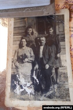 Ежы Вашкевіч (у першым шэрагу справа)