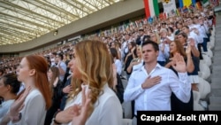 A képen elsőéves hallgatók fogadalomtétele a Debreceni Egyetem tanévnyitó ünnepi szenátusi ülésén a debreceni Nagyerdei Stadionban 2021. szeptember 5-én