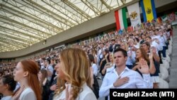Elsőéves hallgatók fogadalomtétele a Debreceni Egyetem tanévnyitó ünnepi szenátusi ülésén a debreceni Nagyerdei Stadionban 2021. szeptember 5-én