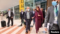 Antonio Guterres, glavni sekretar Ujedinjenih naroda, sa pakistanskom ministricom vanjskih poslova Hinom Rabbani Khar, po dolasku na aerodrom u Islamabadu, 9. septembra 2022.