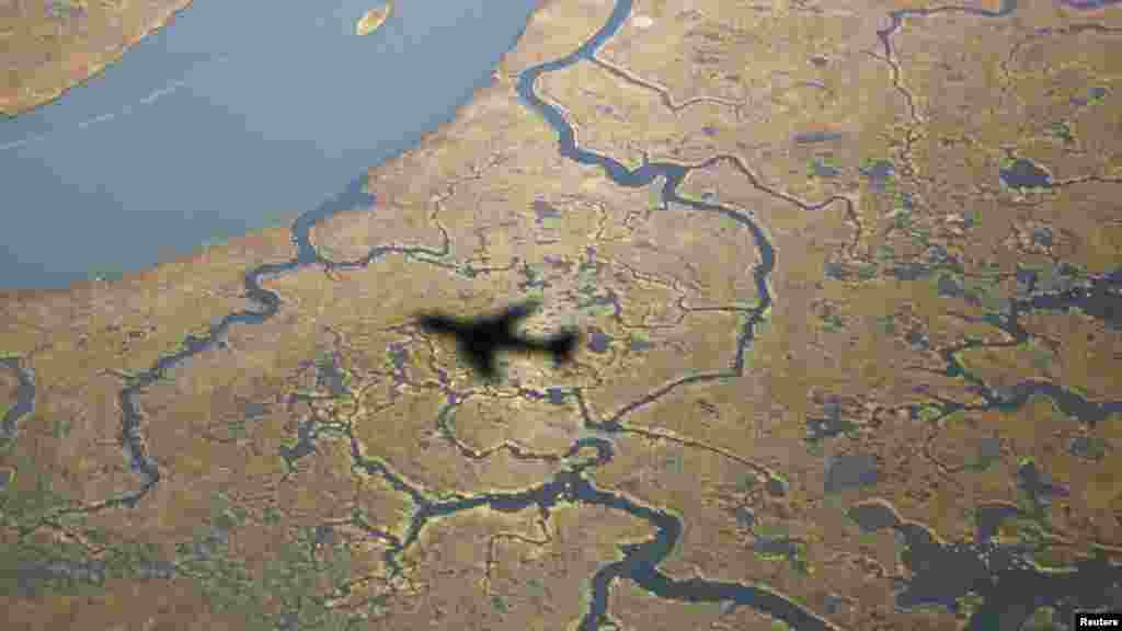 OCTOBER 31, 2012 -- The shadow of Air Force One is seen as it approaches Atlantic City International Airport in New Jersey. U.S. President Barack Obama was in New Jersey to survey damage from Hurricane Sandy. (Reuters/Larry Downing)