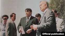 Ислом Каримов 1999 йилда навбатдаги обида қурилишини назорат қилмоқда