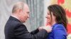 Rusiya prezidenti Vladimir Putin (solda) 2019-cu ildə Marqarita Simonyanı Aleksandr Nevski ordeni ilə təltif edib