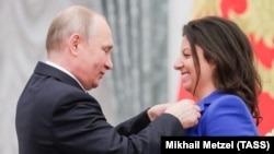 Rusiya prezidenti Vladimir Putin (solda) 2019-cu ildə Marqarita Simonyanı Aleksandr Nevski ordeni ilə təltif edib