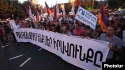 Armenia - Workers demonstrate against a controversial pension reform, Yerevan, 8May2014.