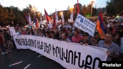 Armenia - Workers demonstrate against a controversial pension reform, Yerevan, 8May2014.