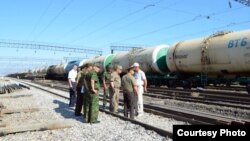 Жамбыл облысы аумағында теміржолда тұрған жүк пойызы вагондары (Көрнекі сурет).
