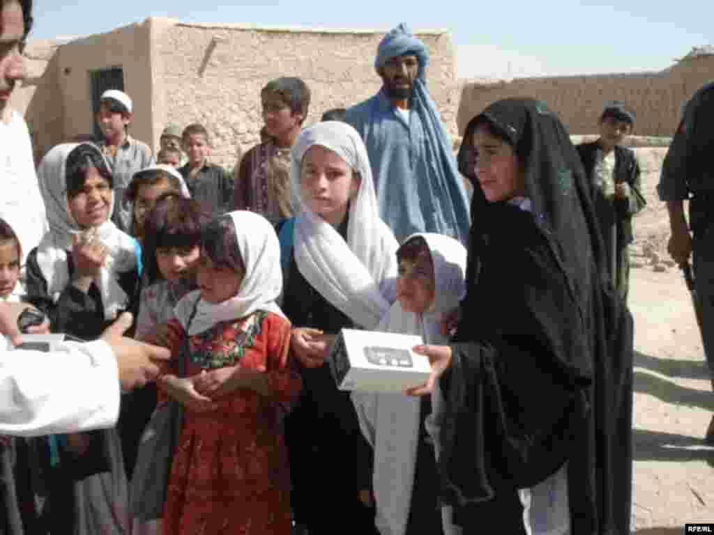 A radio Azadi journalist distributes radios to children in Mukhtar refugee camp. Several other IDP camps across the country were among the distribution points.