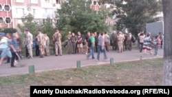 Ветерани добровольчих батальйонів «Донбас» та «Айдар» біля станції метро «Героїв Дніпра»