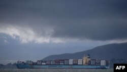 Контейнер ташуучу Maersk Line кемеси Окленд портун көздөй баратат. Калифорния. 6-февраль, 2015-жыл