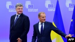 Президент Украины Пётр Порошенко и председатель Евросоюза Дональд Туск (справа)