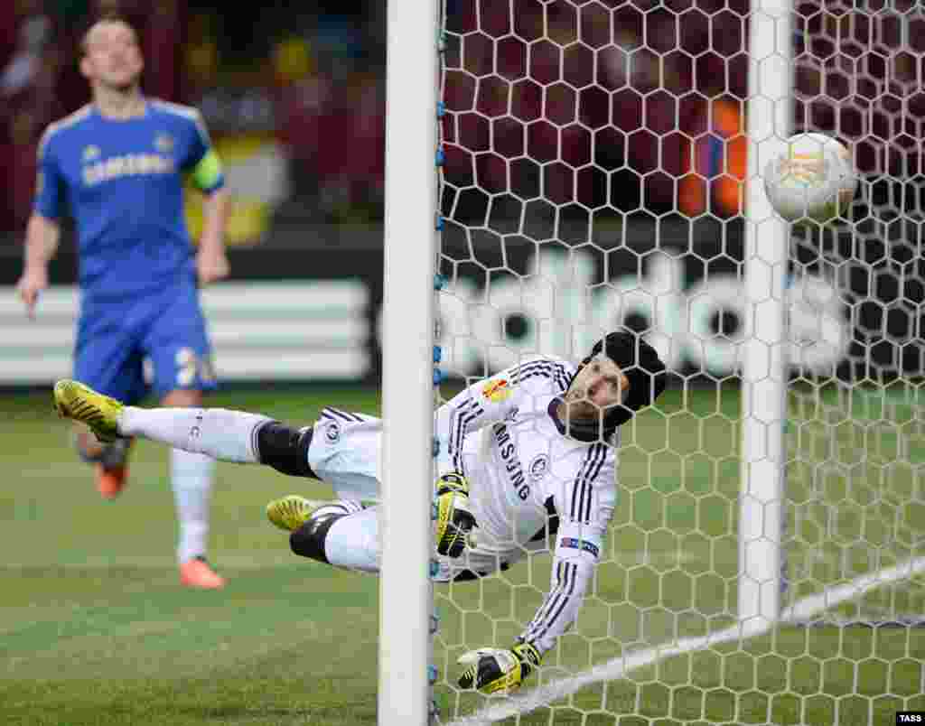 Avroliqada 1/4 final mərhələsi.«Chelsea»nin qapıçısı Petr Cech «Rubin» hücumçusunun vurduğu topu tuta bilmir