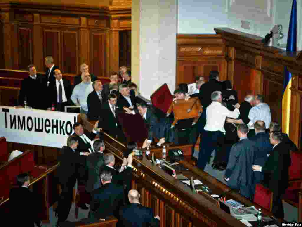 Përleshje në Parlamentin e Ukrainës, 16 dhjetor 2010...
