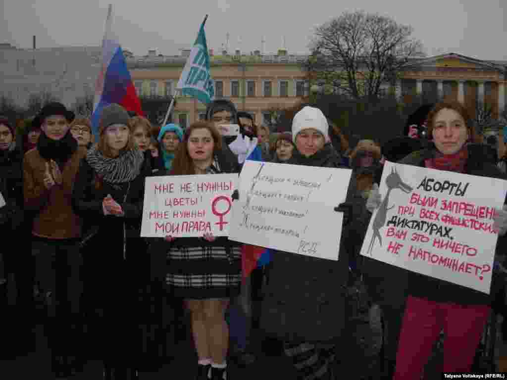  Зазадоккху-беттан 8-чу дийнахь Петарбухера Марсан аре цIе йолчу майданахь хилла митинг. 