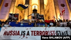 Protest la Tibilisi, în apropierea clădirii Parlamentului, împotriva atacului masiv cu rachete lansat de Rusia luni asupra multor orașe ucrainene, Georgia, 10 octombrie 2022. 