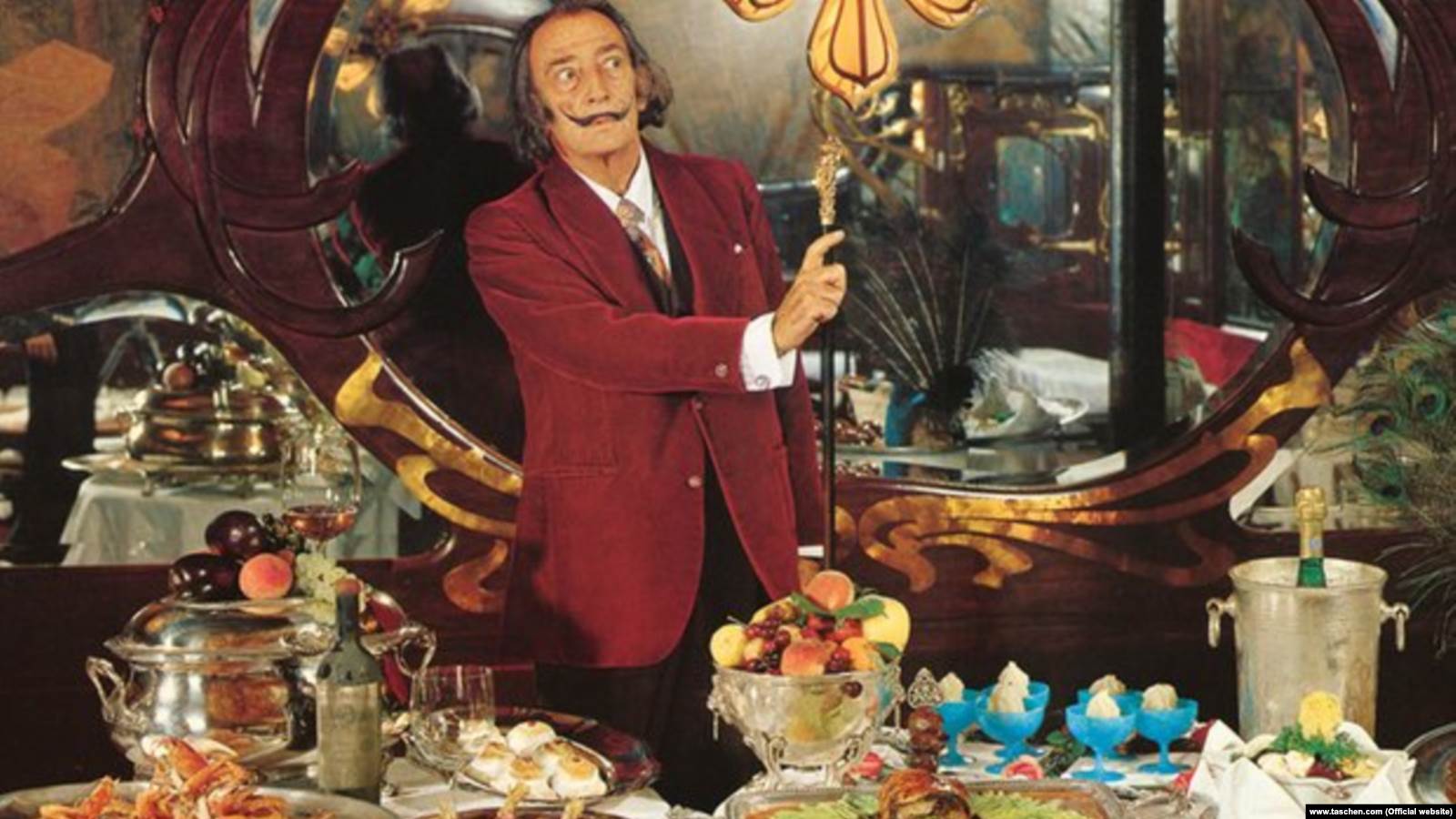 История жизни дали. Dali. Les Diners de Gala. Сальвадор дали в ресторане. Сюрреалистический ужин. Сальвадор дали в ресторане фото.