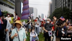 Өкмөттүн чектөөлөрүнө каршы чыккан «Сараң Жейл» протестан чиркөөсүнүн мүчөлөрү. 15-август, 2020-жыл. Сеул.