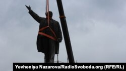 Демонтаж памятника Ленину в Запорожье, Украины. Иллюстративное фото.