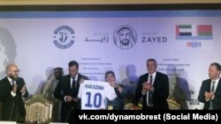 Підписання контракту Дієго Марадони з брестським клубом відбувалося в Абу-Дабі