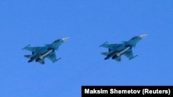 Два самолета Су-34 над Москвой.