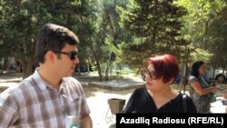 Журналистка Хадиджа Исмаилова с адвокатом Фаризом Намазлы. Баку, 8 августа 2016 года.