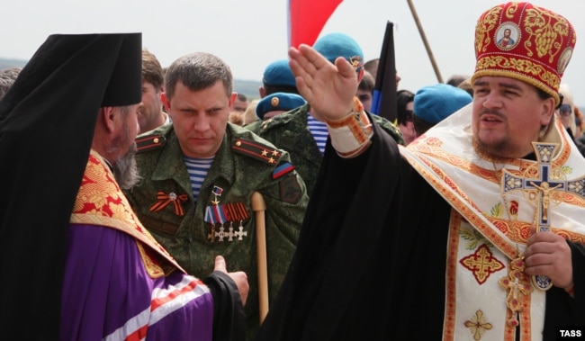 Оккупирована часть Донецкой области. В центре тогдашний главарь группировки «ДНР» Александр Захарченко (уже покойный) у Саур-могилы, 8 мая 2015 года