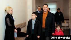 Лидер партии "Республика" Омурбек Бабанов со своими детьми на избирательном участке во время выборов в Жогорку Кенеш, Бишкек, 10 октября 2010 года.