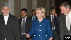 Afganistanski predsednik Hamid Karzai i državna sekretarka SAD Hillary Clinton uoči Konferencije u Kabulu, 19. jul 2010