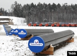 Труби перед церемонією відкриття на будівництві нафтопроводу Куюмба-Тайшет у Східному Сибіру, 17 грудня 2013 року