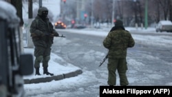 Вооруженные люди на улицах Луганска, 22 ноября 2017 года
