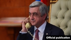 Armenia - President Serzh Sarkisian speaks with US Vice President-elect Mike Pence, Yerevan, 1Dec2016.